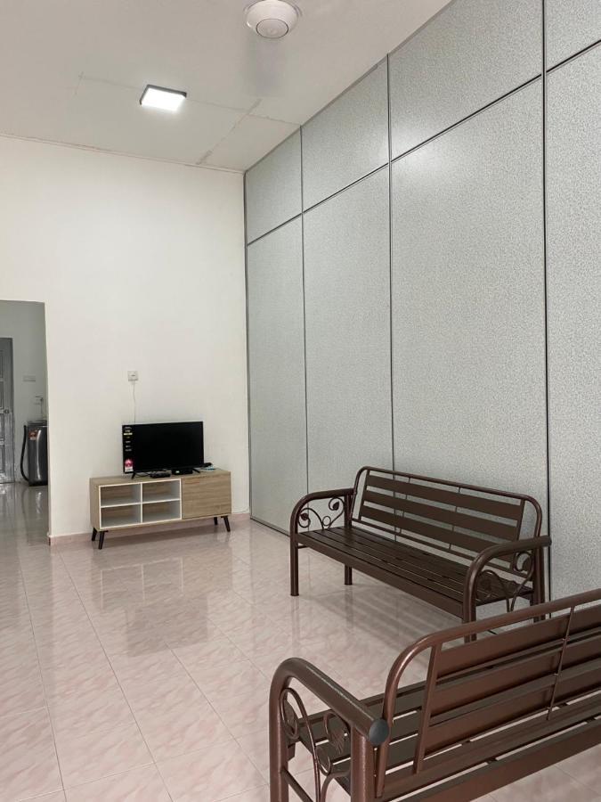 Cempaka Homestay Parit Raja Buitenkant foto