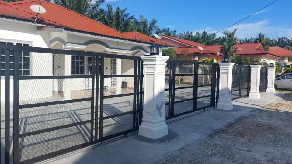 Cempaka Homestay Parit Raja Buitenkant foto