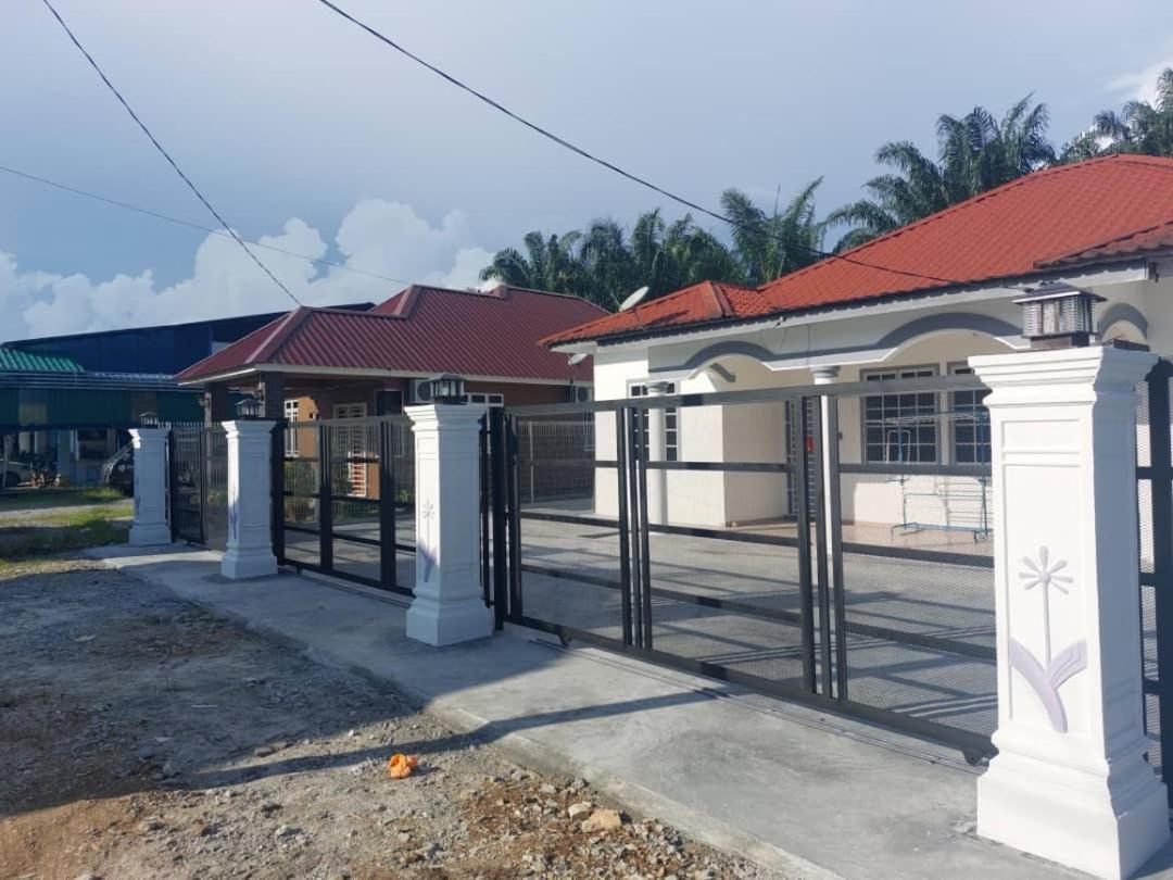 Cempaka Homestay Parit Raja Buitenkant foto